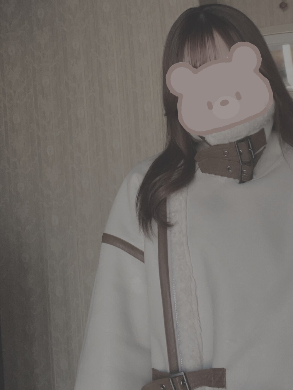 ホワイト系のムートンコート、ベージュ系のワンピース、ブラック系のブーツを着用したレディースの冬コーディネートの2枚目の写真