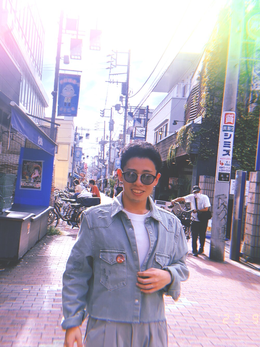 グリーン系のデニムジャケット、グリーン系のその他パンツ、レッド系のベルトを着用したメンズの秋コーディネートの2枚目の写真