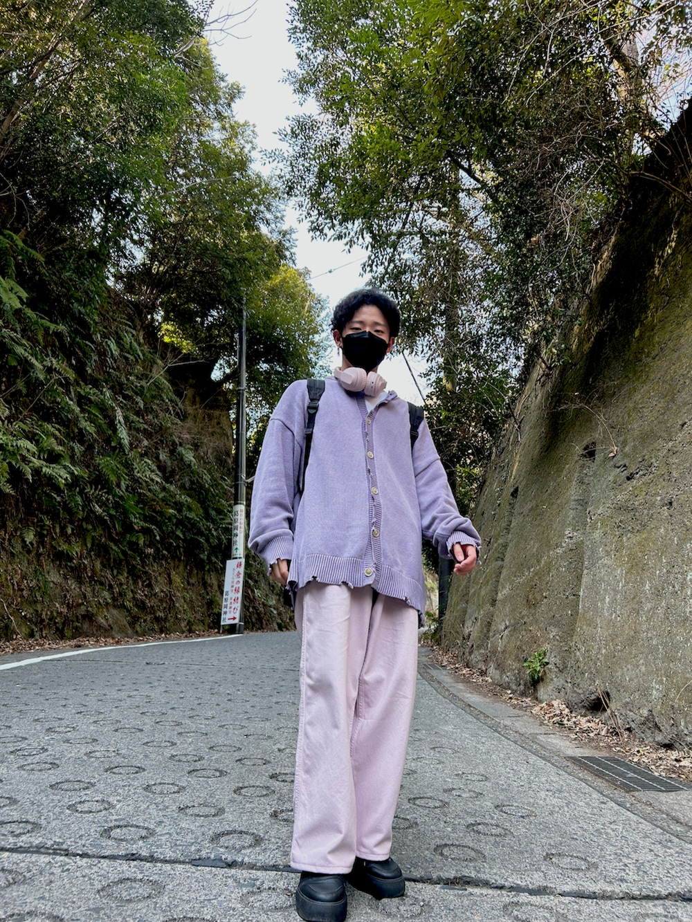 ピンク系のその他パンツ、ブラック系のスニーカー、パープル系のカーディガン/ボレロを着用したメンズの春コーディネートの2枚目の写真