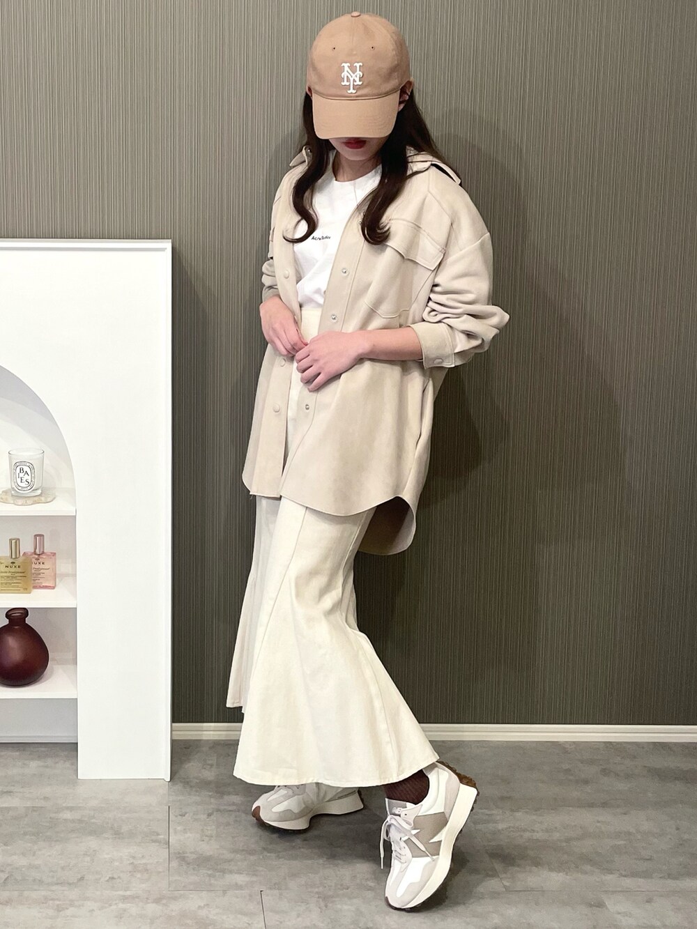 ベージュ系のスニーカー、ホワイト系のTシャツ/カットソー、ベージュ系のジャケット/アウターを着用したレディースの春コーディネートの5枚目の写真