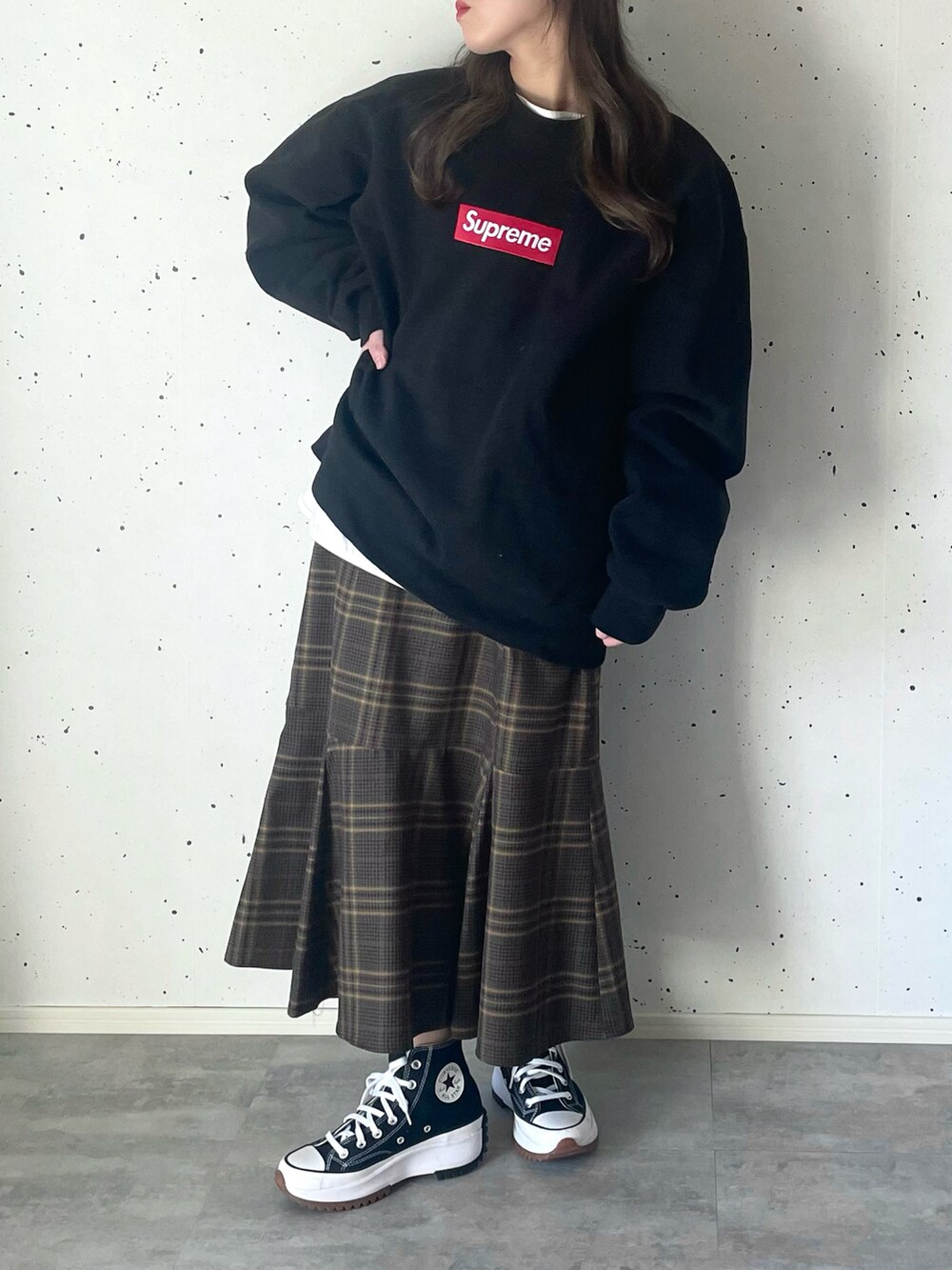 その他のスカート、ホワイト系のTシャツ/カットソー、ブラック系のパーカーを着用したレディースの春コーディネートの5枚目の写真