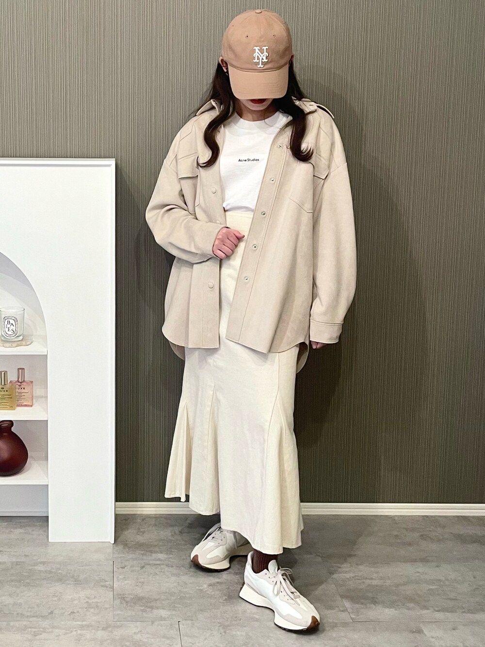 ベージュ系のスニーカー、ホワイト系のTシャツ/カットソー、ベージュ系のジャケット/アウターを着用したレディースの春コーディネートの2枚目の写真