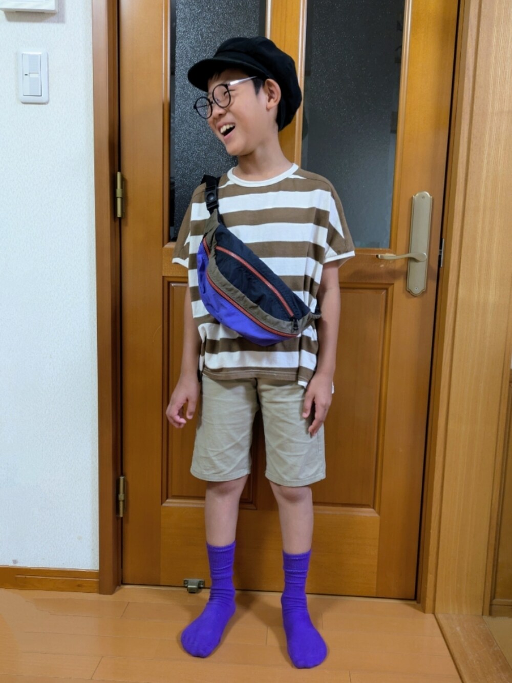 ベージュ系のTシャツ/カットソー、ベージュ系のその他パンツ、ブラック系のボディバッグ/ウエストポーチを着用したキッズの夏コーディネートの2枚目の写真