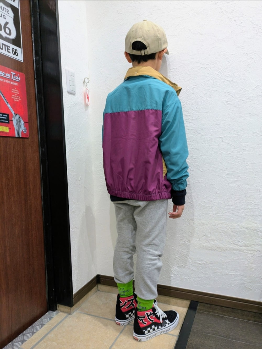 その他のTシャツ/カットソー、グリーン系のナイロンジャケット、グレー系のスウェットパンツを着用したキッズの秋コーディネートの3枚目の写真