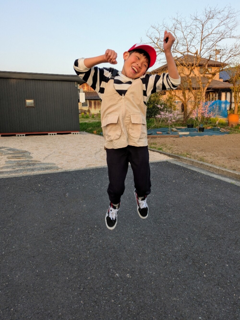 ブラック系のスウェットパンツ、その他のTシャツ/カットソー、ベージュ系のベストを着用したキッズの春コーディネートの5枚目の写真