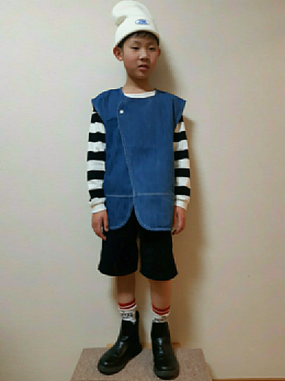 その他のTシャツ/カットソー、ブルー系のベスト、ブラック系のその他パンツを着用したキッズの春コーディネートの2枚目の写真