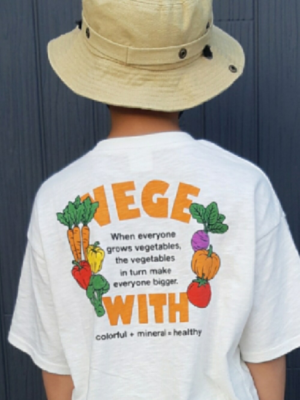 ホワイト系のTシャツ/カットソー、イエロー系のその他パンツ、イエロー系のソックス/靴下を着用したキッズの春コーディネートの3枚目の写真