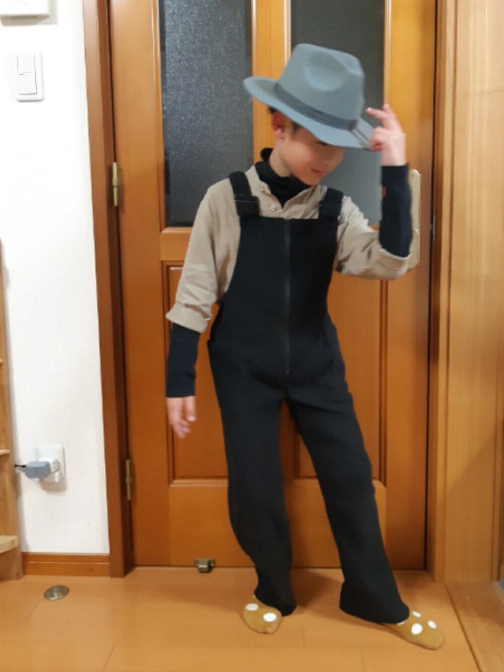 ブラック系のサロペット/オーバーオール、ブラック系のTシャツ/カットソー、グレー系の帽子を着用したキッズの春コーディネートの2枚目の写真