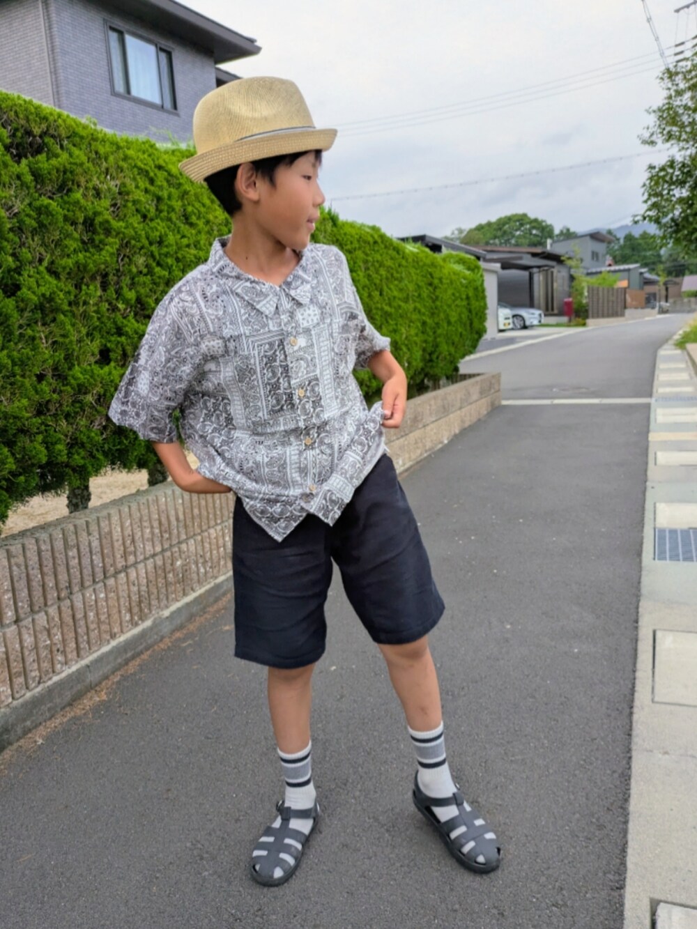 ホワイト系のシャツ/ブラウス、ブラック系のその他パンツ、ブラック系のサンダルを着用したキッズの夏コーディネートの3枚目の写真