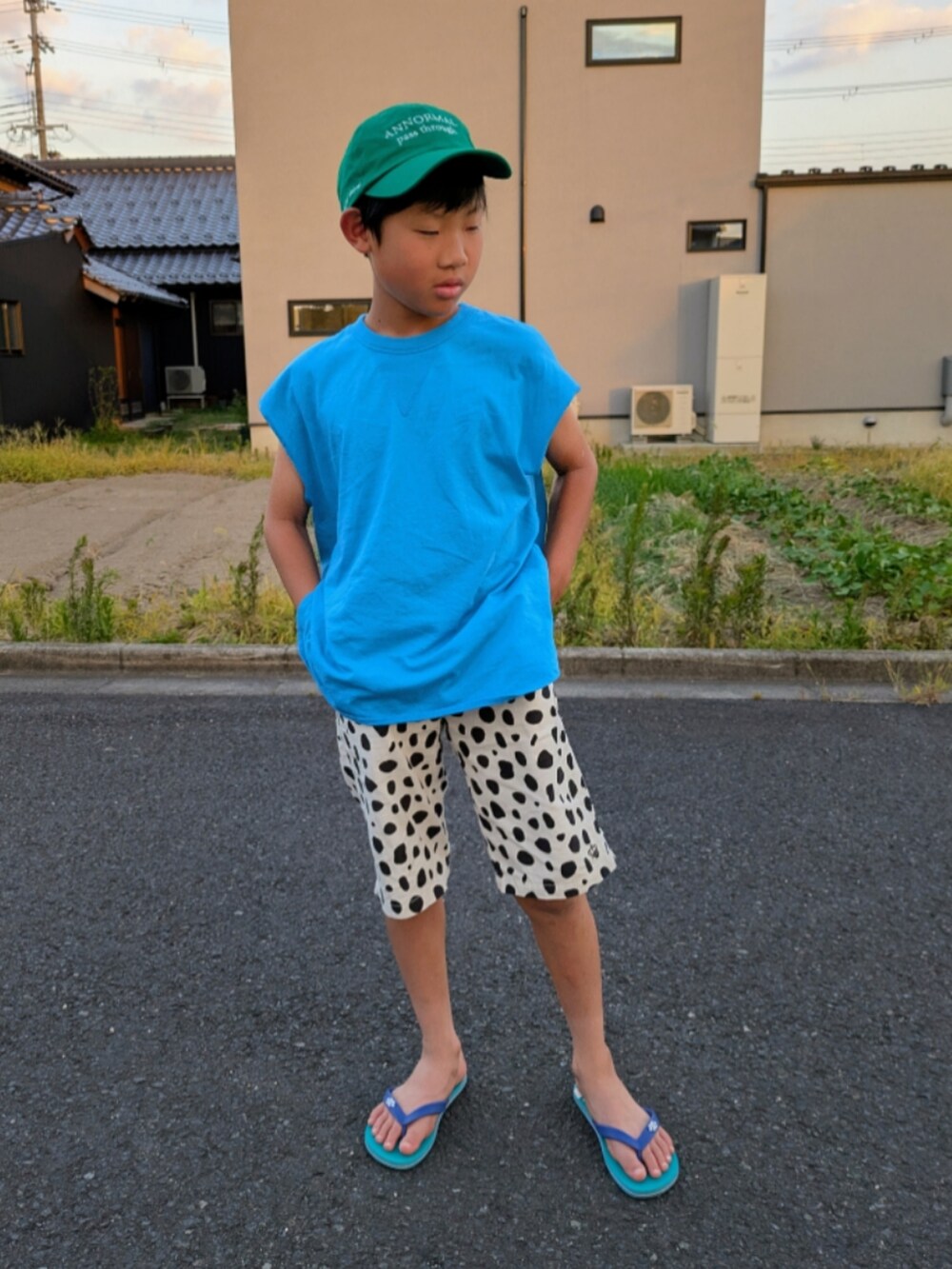 ブルー系のタンクトップ、ホワイト系のその他パンツ、ブルー系のサンダルを着用したキッズの夏コーディネートの2枚目の写真