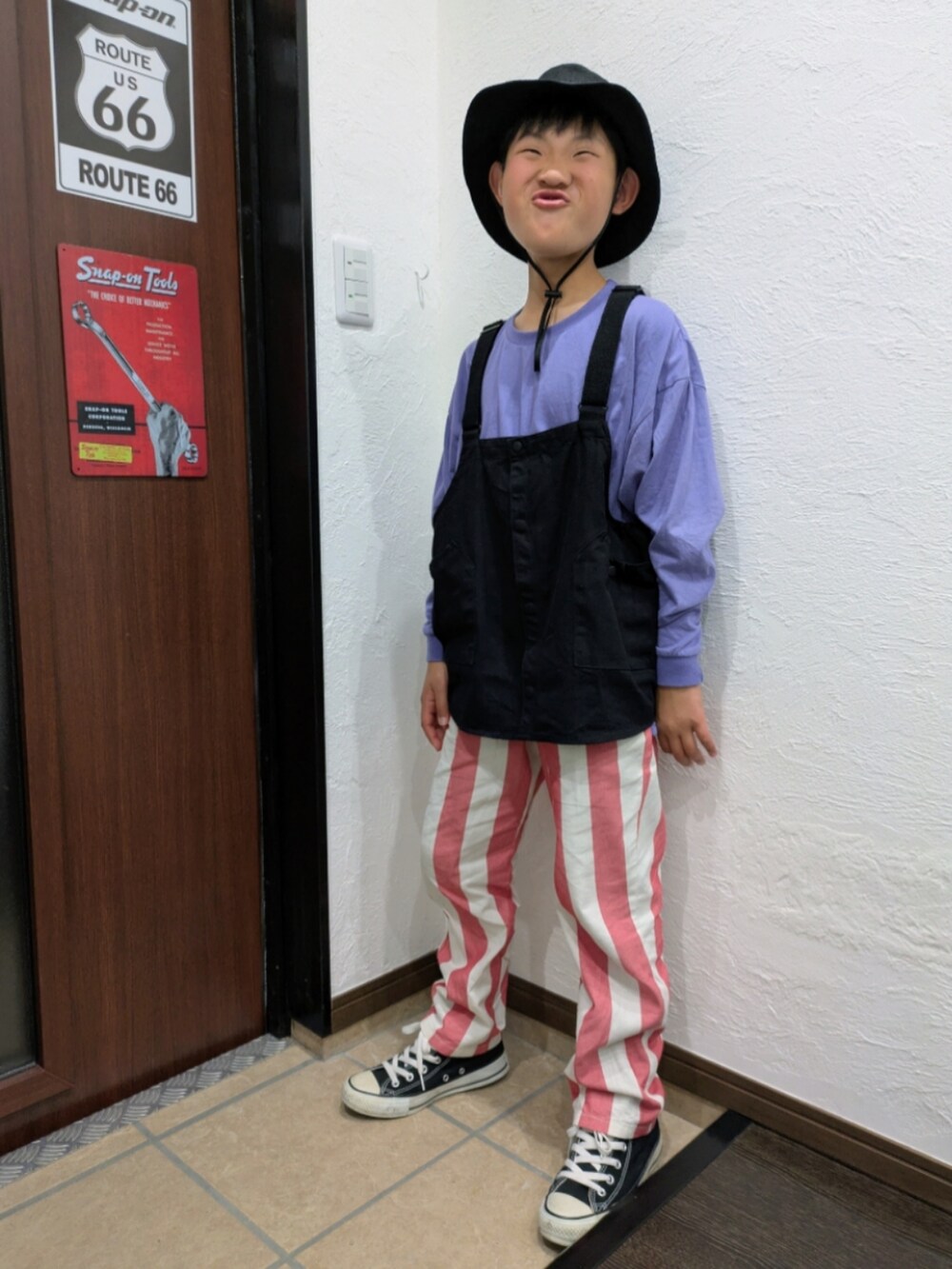 その他のその他パンツ、パープル系のTシャツ/カットソー、ブラック系のベストを着用したキッズの春コーディネートの4枚目の写真