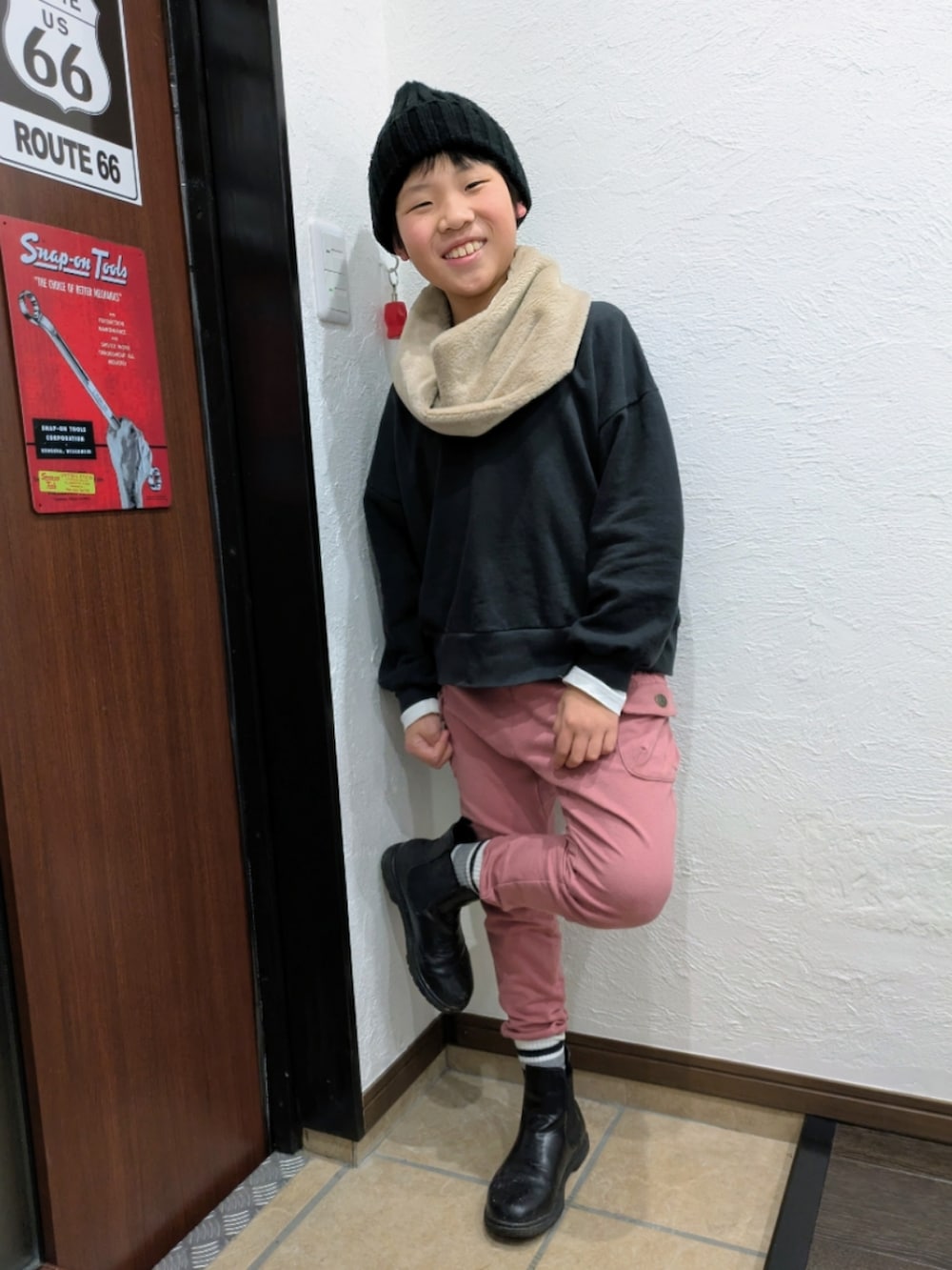 ブラック系のスウェット、ピンク系のカーゴパンツ、ブラック系のその他シューズを着用したキッズの冬コーディネートの4枚目の写真