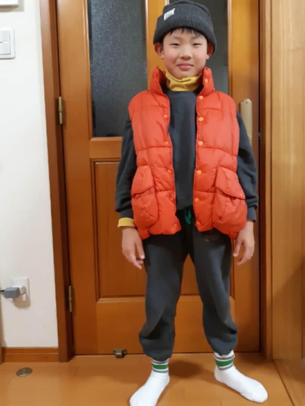 グレー系のスウェットパンツ、グレー系のスウェット、イエロー系のTシャツ/カットソーを着用したキッズの冬コーディネートの2枚目の写真