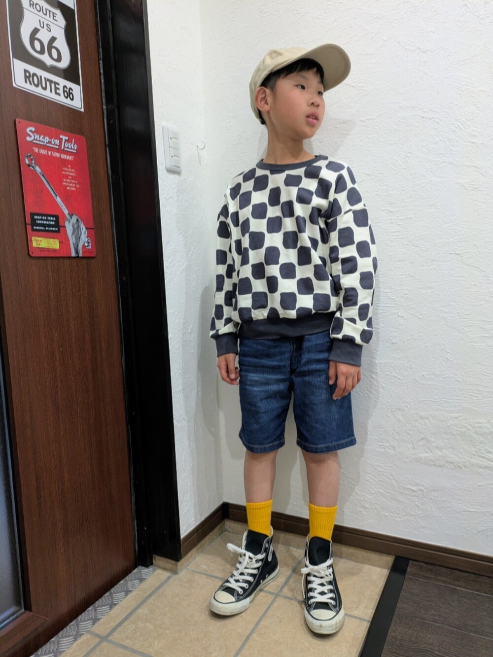 「スウェット、モノトーン、デニム、ショートパンツ、ハーフパンツ、スニーカー、キャップ、カジュアル、春めき満開コーデ、シンプルコーデ、春コーデ、お出かけコーデ、休日スタイル、オレンジ」｜「MARKEY'Sの総柄スウェット【セットアップ可能】（スウェット、ホワイト系）」を使った、yuui8135さん（キッズ・136cm）の春コーディネートの2枚目の写真