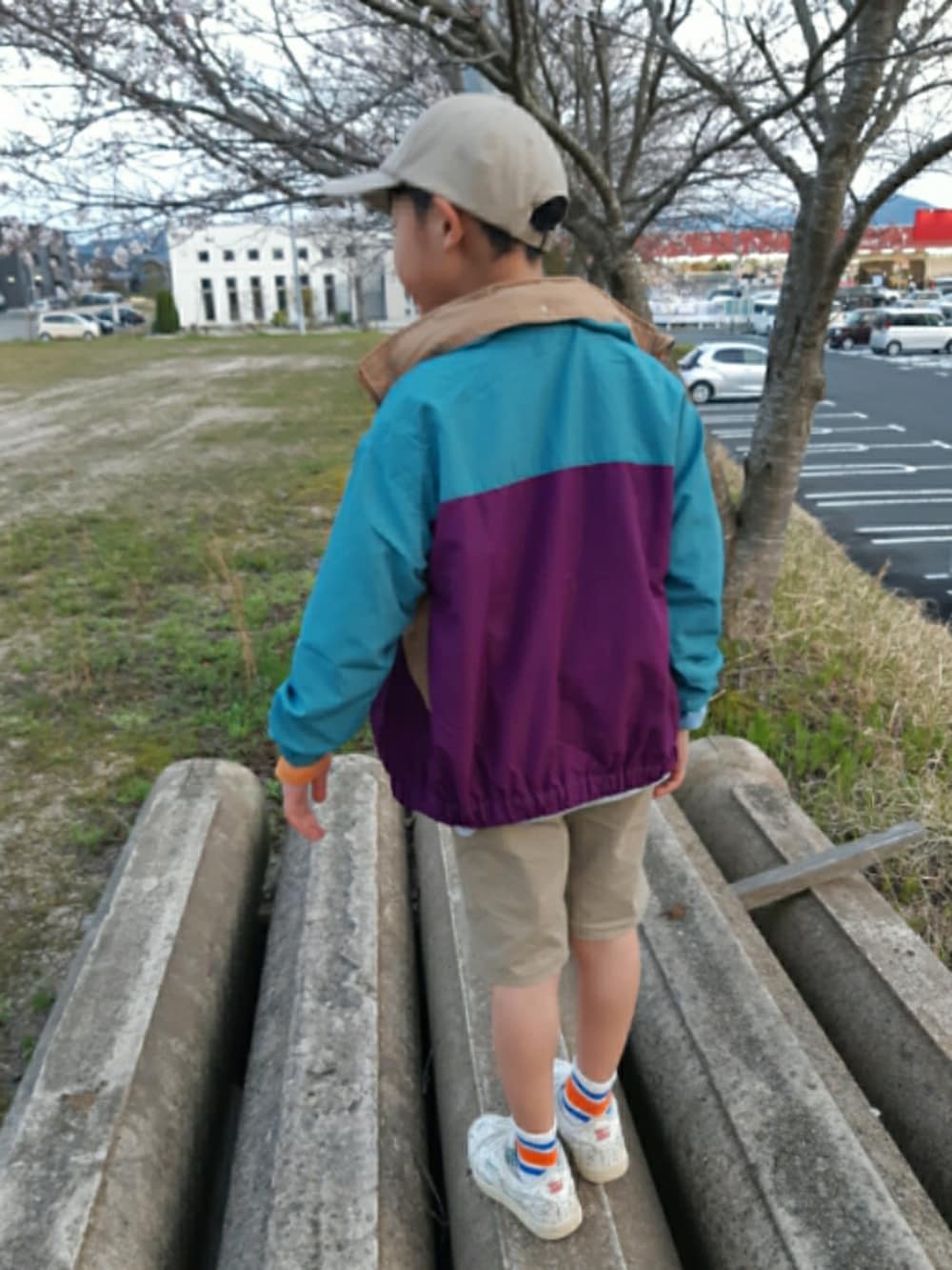 その他のTシャツ/カットソー、グリーン系のナイロンジャケット、ベージュ系のその他パンツを着用したキッズの春コーディネートの2枚目の写真