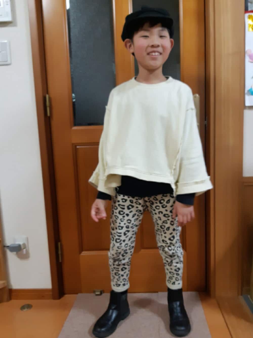 グレー系のスウェットパンツ、ブラウン系のショルダーバッグ、ホワイト系のスウェットを着用したキッズの春コーディネートの3枚目の写真