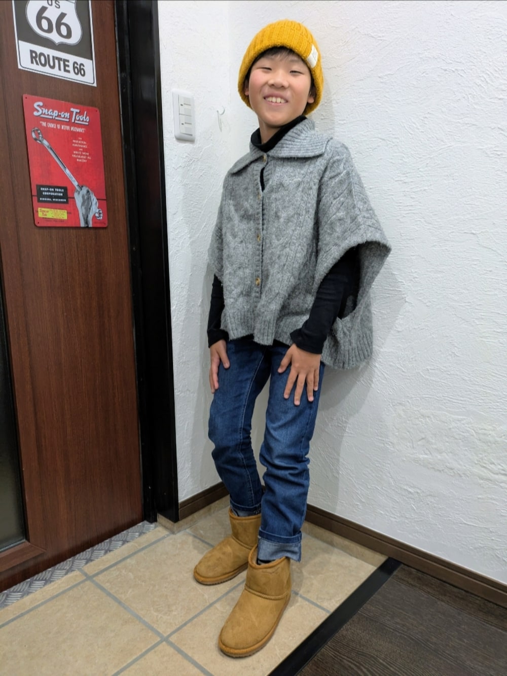 「冬コーデ、クリスマスに着たい服、キッズファッション、シンプルコーデ、カジュアル、きれいめカジュアル、ニット、ニット帽、タートルネック、レイヤードスタイル、デニム、カーディガン、ケープ、ケーブルニット、ムートンブーツ」｜「MPSの【MPS】タイトストレート　デニムパンツ（デニムパンツ、ブルー系）」を使った、yuui8135さん（キッズ・136cm）の冬コーディネートの3枚目の写真