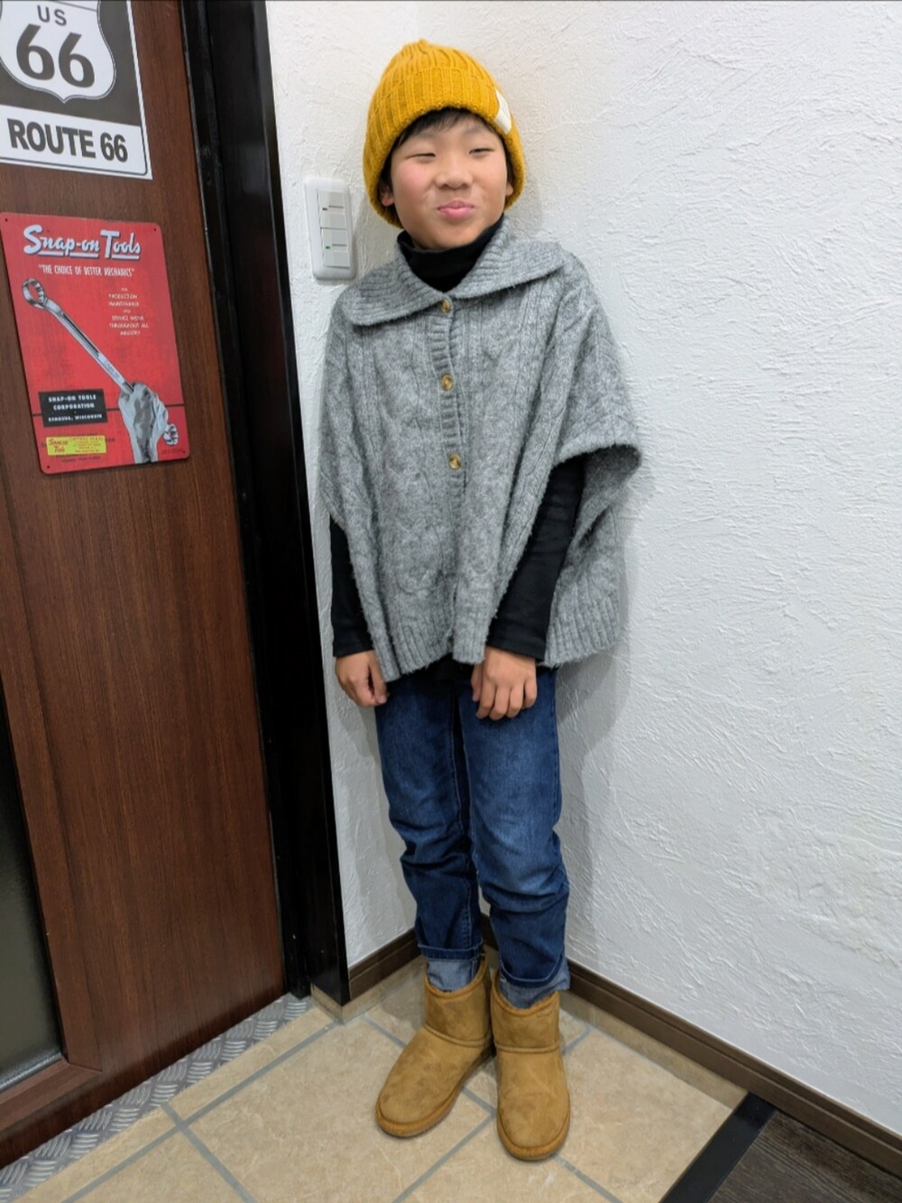 「冬コーデ、クリスマスに着たい服、キッズファッション、シンプルコーデ、カジュアル、きれいめカジュアル、ニット、ニット帽、タートルネック、レイヤードスタイル、デニム、カーディガン、ケープ、ケーブルニット、ムートンブーツ」｜「MPSの【MPS】タイトストレート　デニムパンツ（デニムパンツ、ブルー系）」を使った、yuui8135さん（キッズ・136cm）の冬コーディネートの2枚目の写真