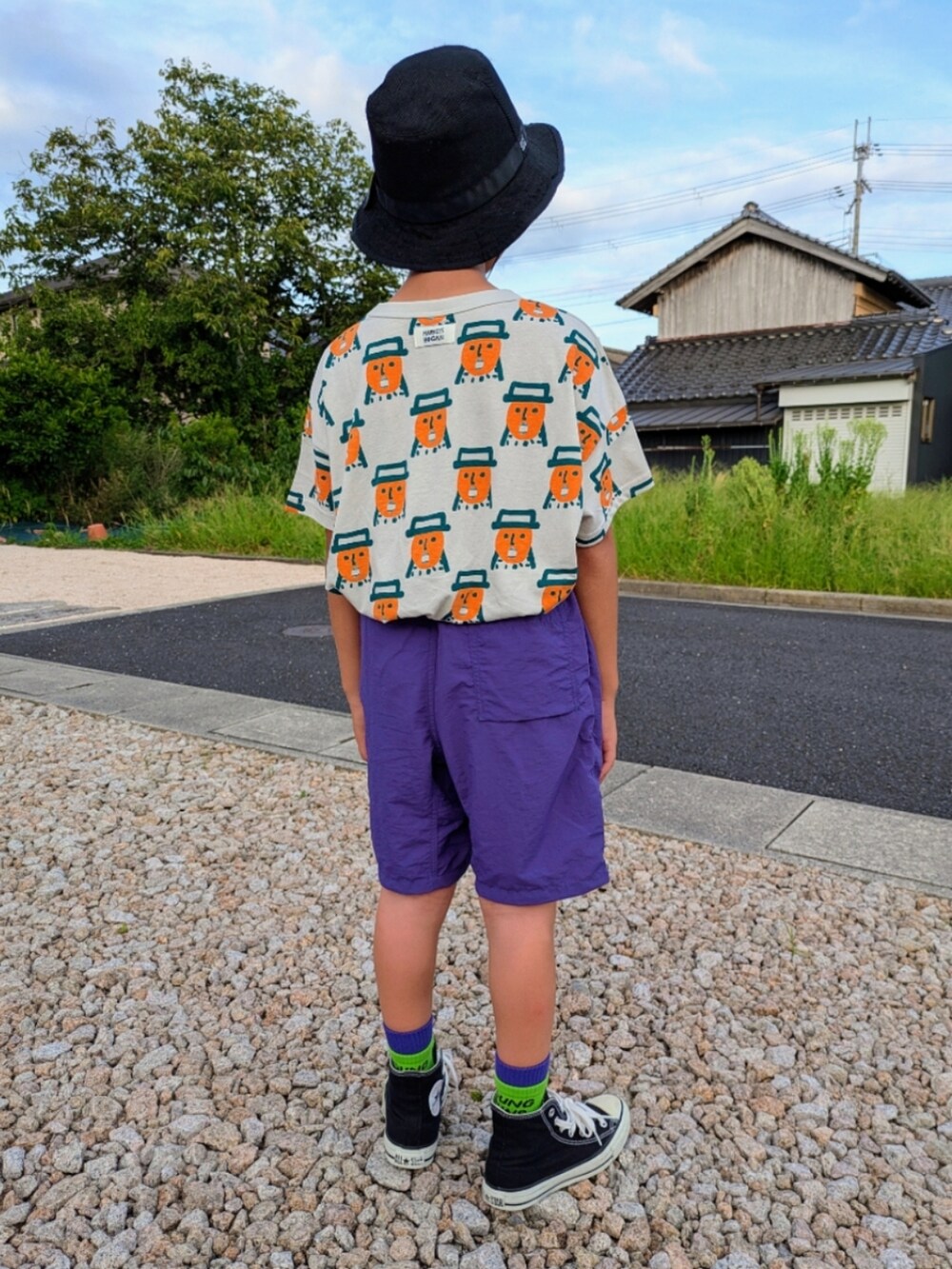 グレー系のTシャツ/カットソー、パープル系のその他パンツ、ブラック系のスニーカーを着用したキッズの夏コーディネートの4枚目の写真