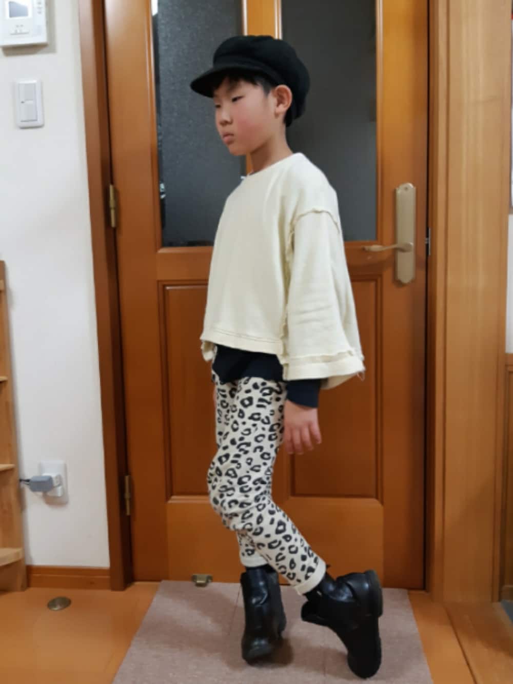 グレー系のスウェットパンツ、ブラウン系のショルダーバッグ、ホワイト系のスウェットを着用したキッズの春コーディネートの4枚目の写真