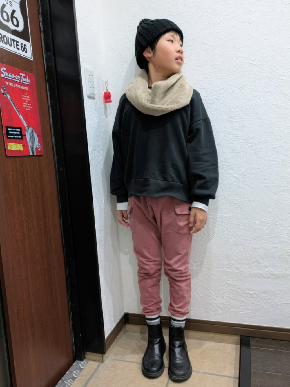 ブラック系のスウェット、ピンク系のカーゴパンツ、ブラック系のその他シューズを着用したキッズの冬コーディネートの2枚目の写真