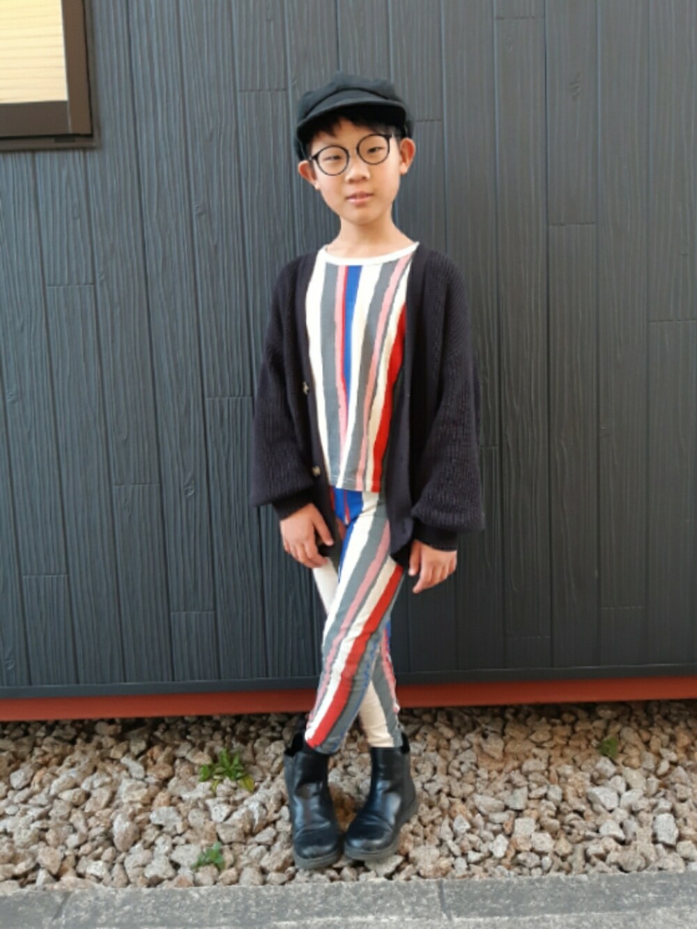 ブラック系のカーディガン/ボレロ、その他のTシャツ/カットソー、その他のパンツを着用したキッズの春コーディネートの2枚目の写真