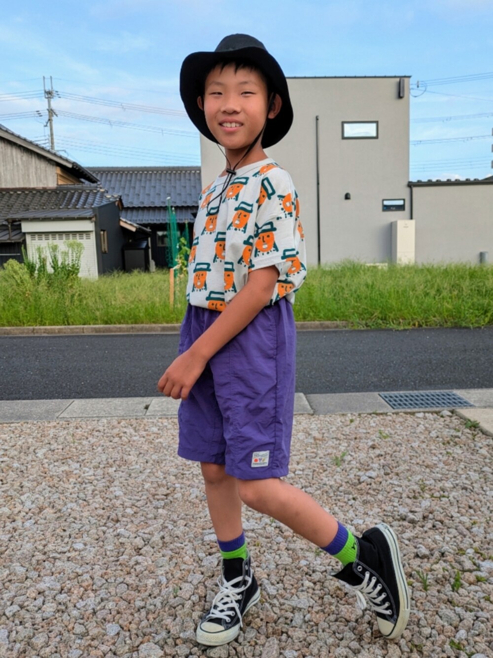 グレー系のTシャツ/カットソー、パープル系のその他パンツ、ブラック系のスニーカーを着用したキッズの夏コーディネートの2枚目の写真