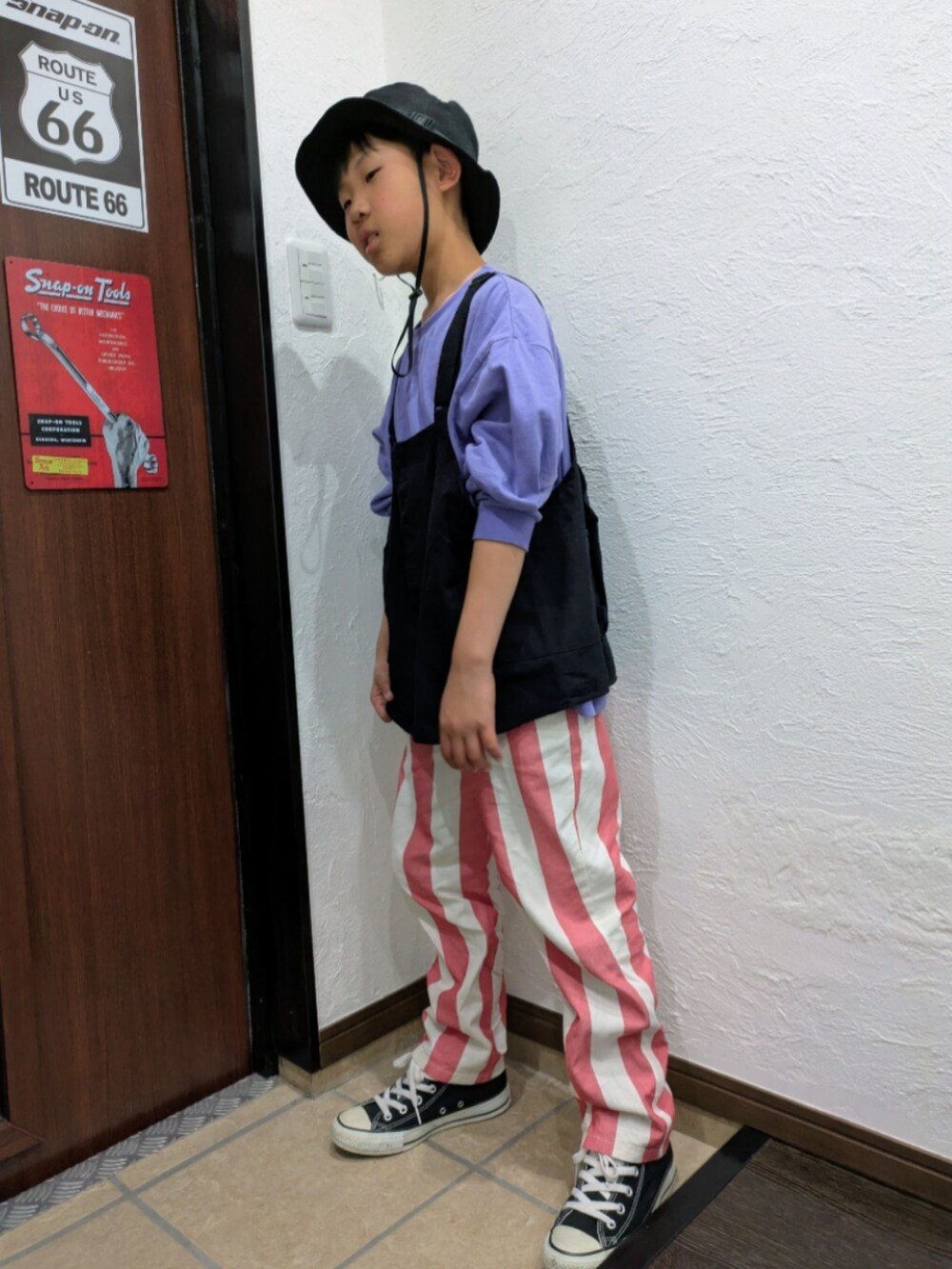 その他のその他パンツ、パープル系のTシャツ/カットソー、ブラック系のベストを着用したキッズの春コーディネートの2枚目の写真