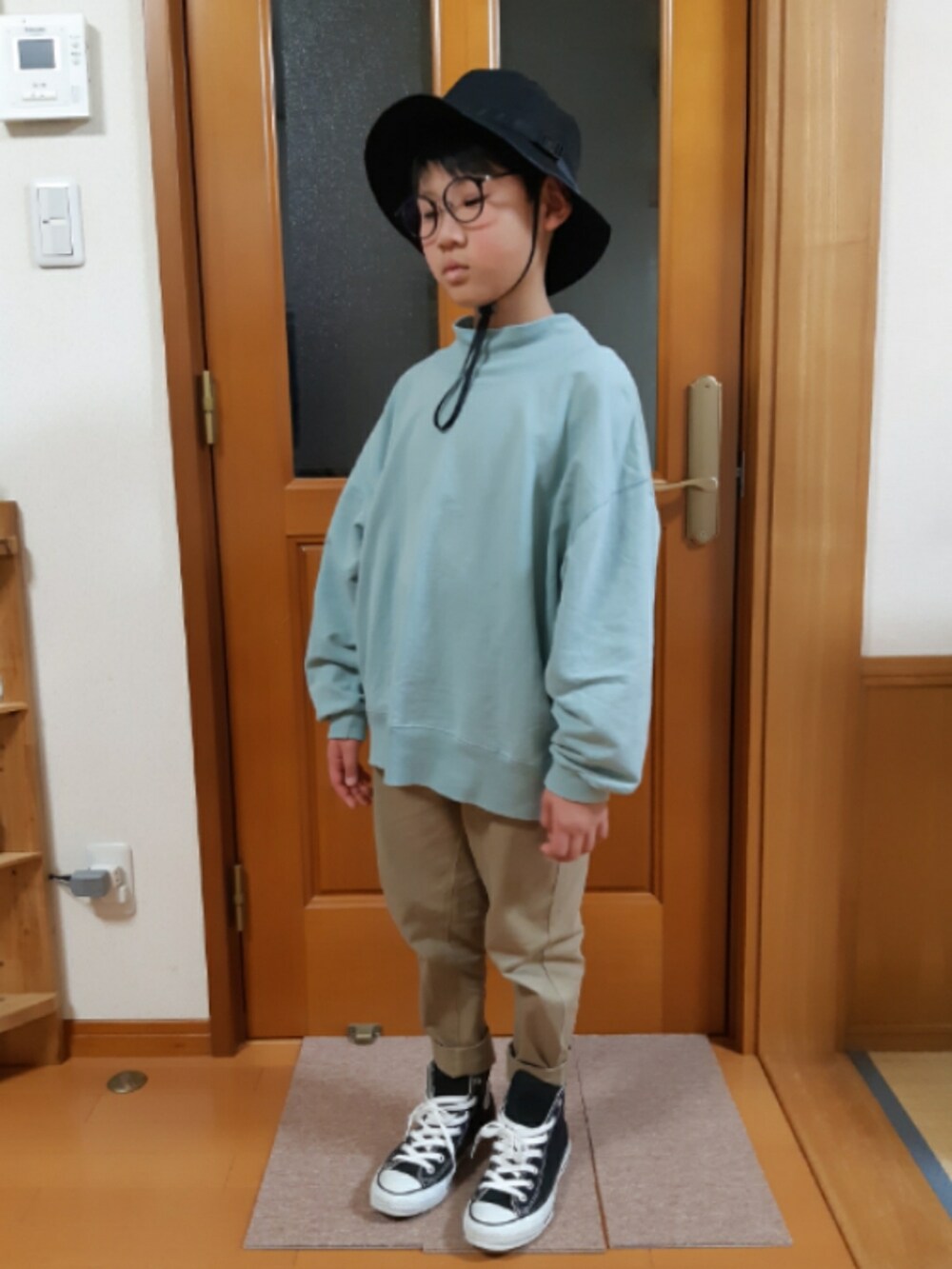 ブルー系のTシャツ/カットソー、ベージュ系のチノパンツ、ブラック系のスニーカーを着用したキッズの春コーディネートの3枚目の写真