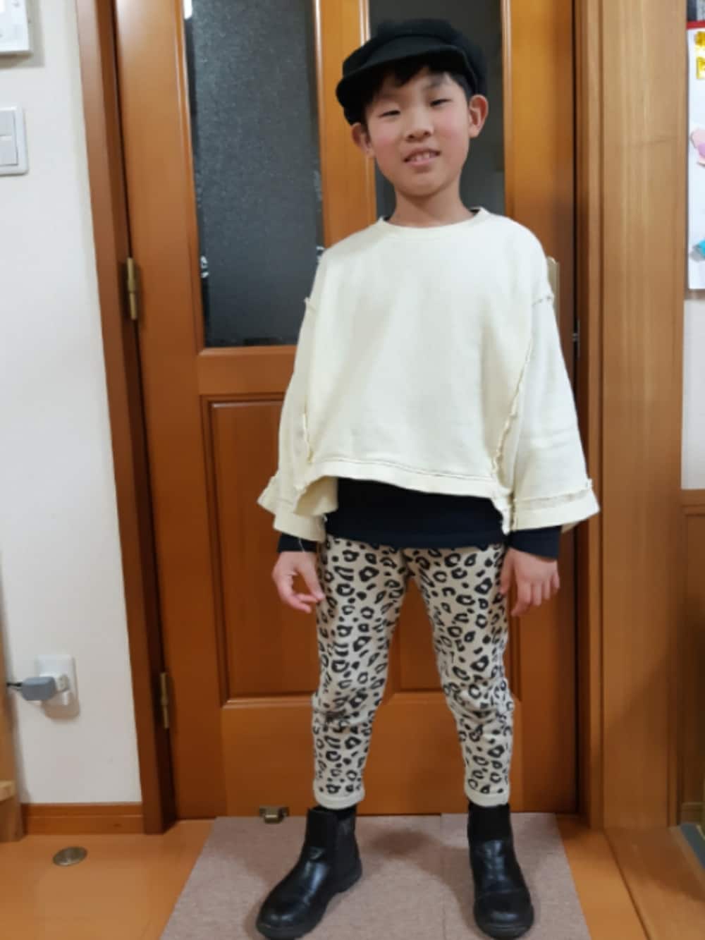 グレー系のスウェットパンツ、ブラウン系のショルダーバッグ、ホワイト系のスウェットを着用したキッズの春コーディネートの2枚目の写真