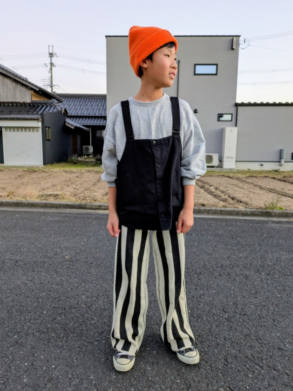 その他のその他パンツ、ブラック系のベスト、グレー系のスウェットを着用したキッズの冬コーディネートの2枚目の写真