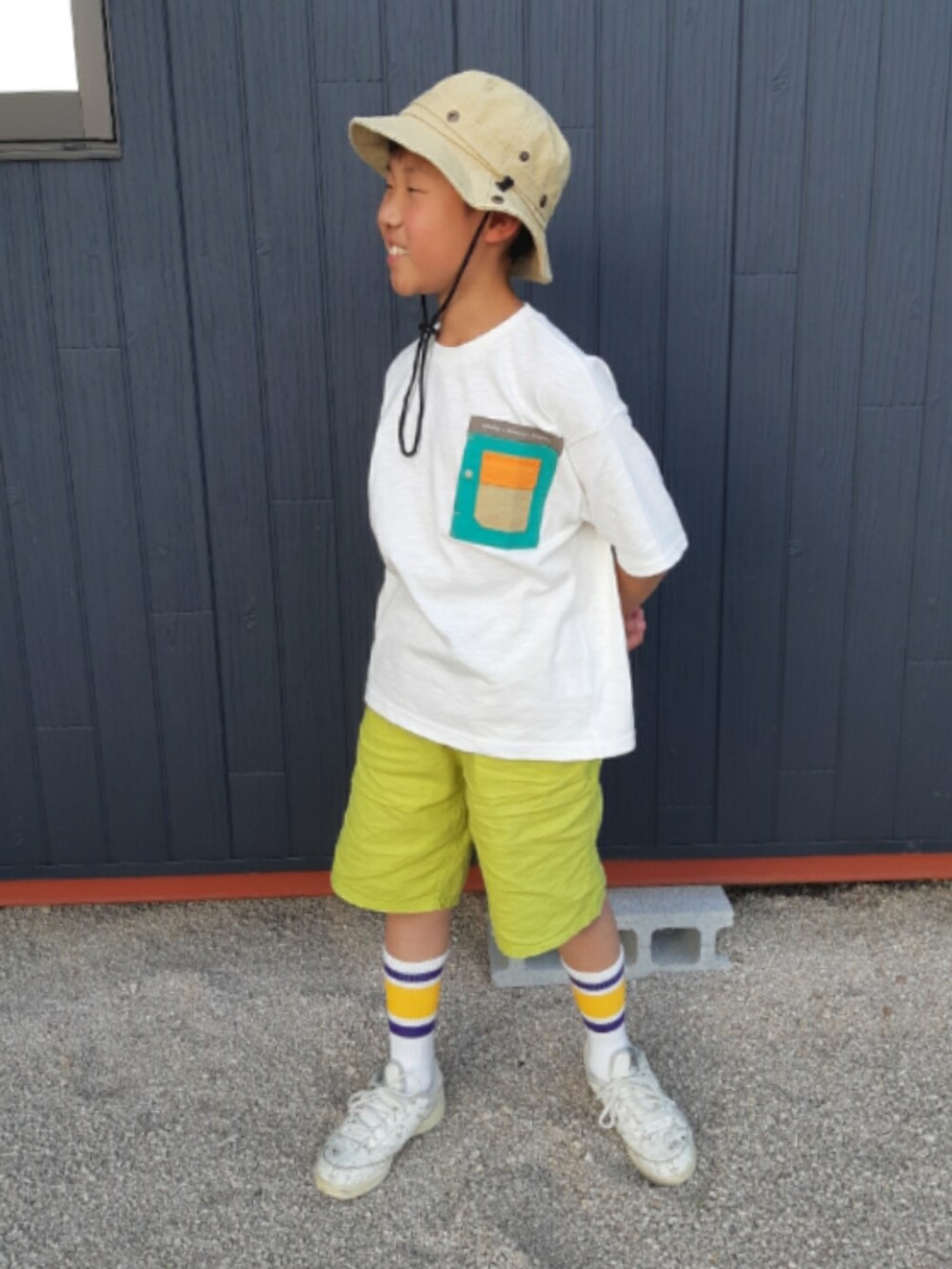 ホワイト系のTシャツ/カットソー、イエロー系のその他パンツ、イエロー系のソックス/靴下を着用したキッズの春コーディネートの2枚目の写真