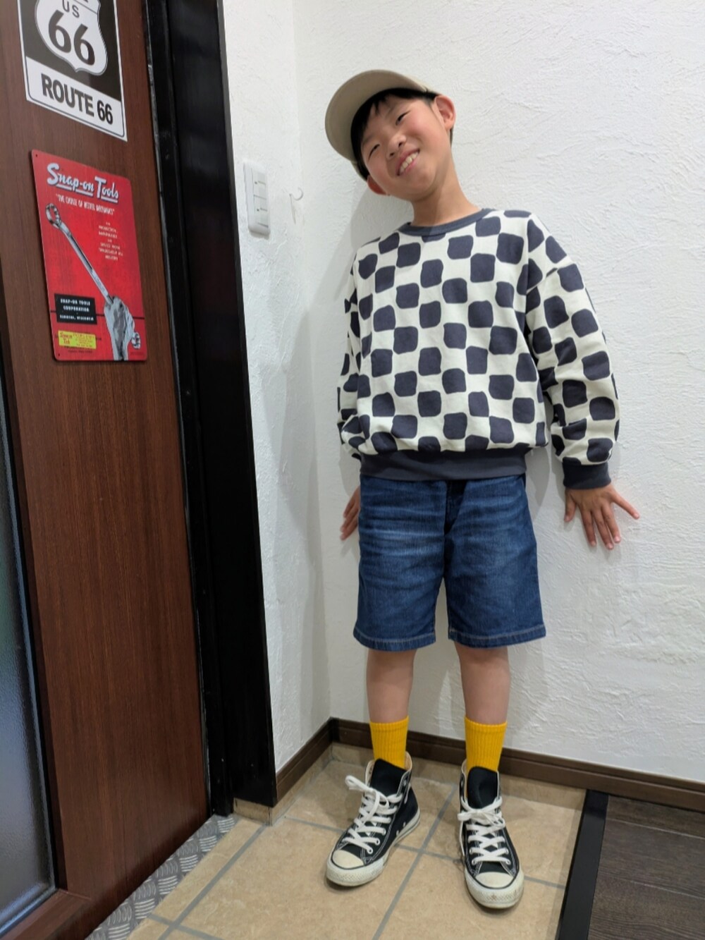 「スウェット、モノトーン、デニム、ショートパンツ、ハーフパンツ、スニーカー、キャップ、カジュアル、春めき満開コーデ、シンプルコーデ、春コーデ、お出かけコーデ、休日スタイル、オレンジ」｜「MARKEY'Sの総柄スウェット【セットアップ可能】（スウェット、ホワイト系）」を使った、yuui8135さん（キッズ・136cm）の春コーディネートの3枚目の写真