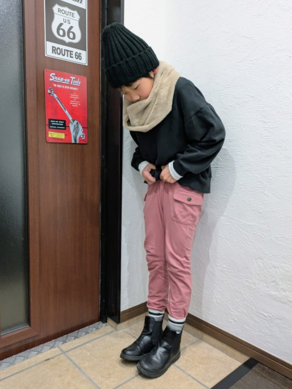 ブラック系のスウェット、ピンク系のカーゴパンツ、ブラック系のその他シューズを着用したキッズの冬コーディネートの3枚目の写真