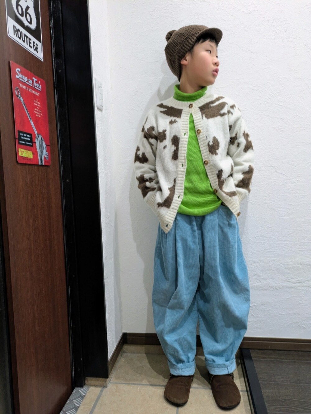 ブルー系のその他パンツ、グリーン系のニット/セーター、ホワイト系のカーディガン/ボレロを着用したキッズの冬コーディネートの2枚目の写真