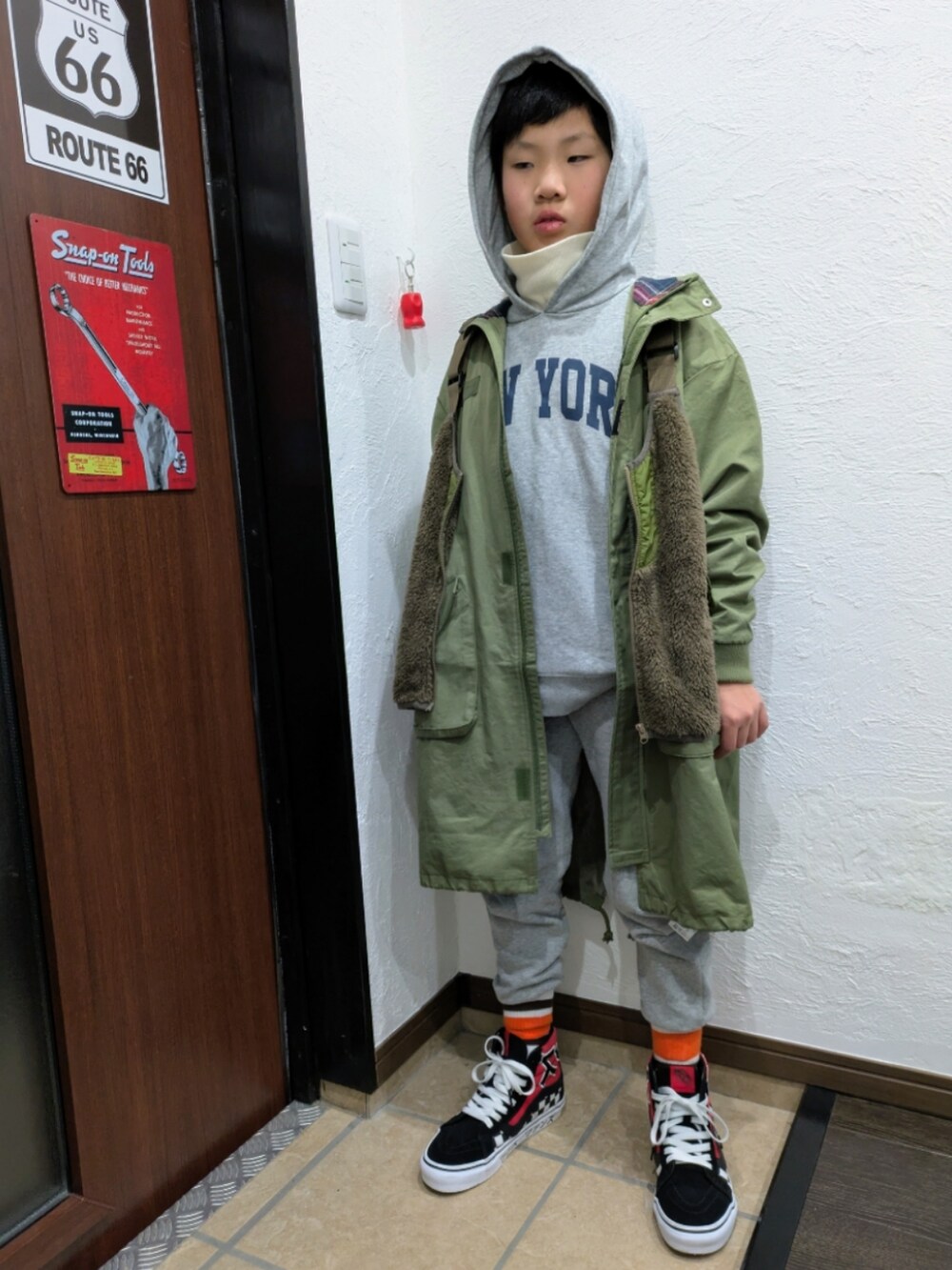 グリーン系のモッズコート、ブラウン系のベスト、その他のパーカーを着用したキッズの冬コーディネートの4枚目の写真