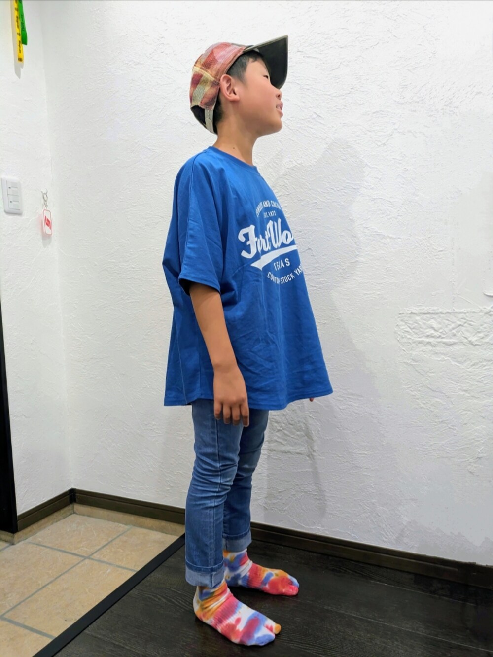 その他のTシャツ/カットソー、ブルー系のデニムパンツ、オレンジ系のソックス/靴下を着用したキッズの春コーディネートの2枚目の写真