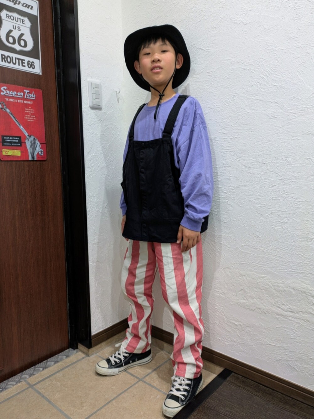 その他のその他パンツ、パープル系のTシャツ/カットソー、ブラック系のベストを着用したキッズの春コーディネートの3枚目の写真