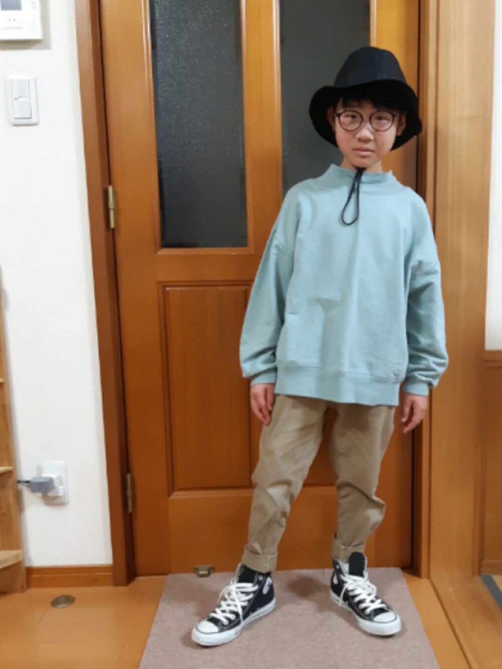 ブルー系のTシャツ/カットソー、ベージュ系のチノパンツ、ブラック系のスニーカーを着用したキッズの春コーディネートの2枚目の写真