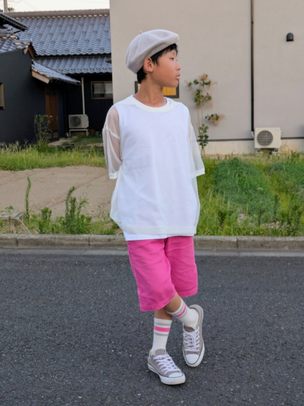 ピンク系のその他パンツ、ホワイト系のTシャツ/カットソー、ホワイト系のタンクトップを着用したキッズの夏コーディネートの2枚目の写真
