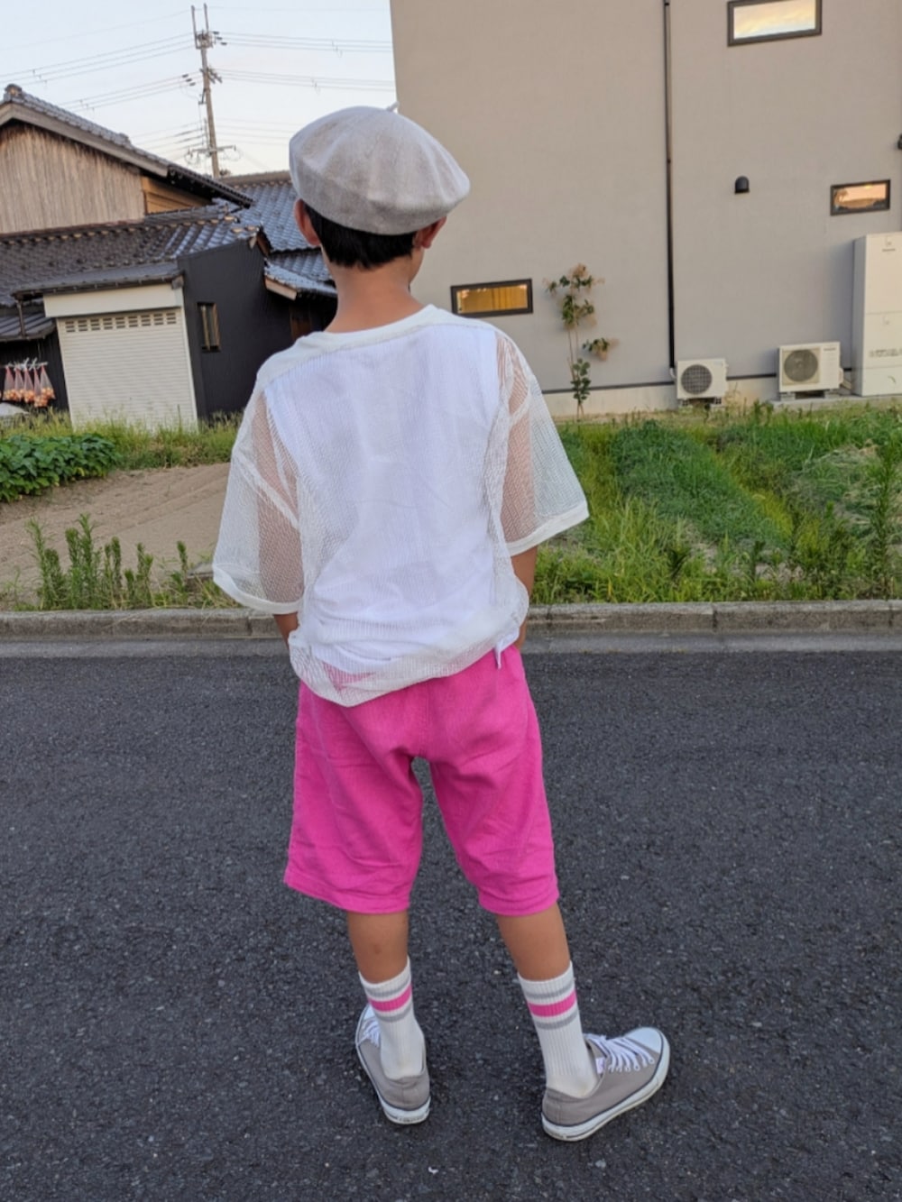 ピンク系のその他パンツ、ホワイト系のTシャツ/カットソー、ホワイト系のタンクトップを着用したキッズの夏コーディネートの3枚目の写真