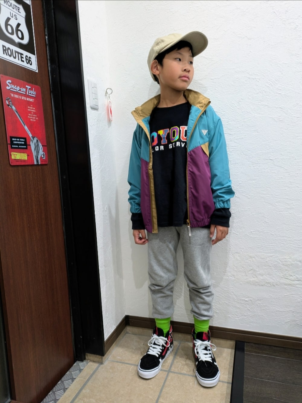 その他のTシャツ/カットソー、グリーン系のナイロンジャケット、グレー系のスウェットパンツを着用したキッズの秋コーディネートの2枚目の写真