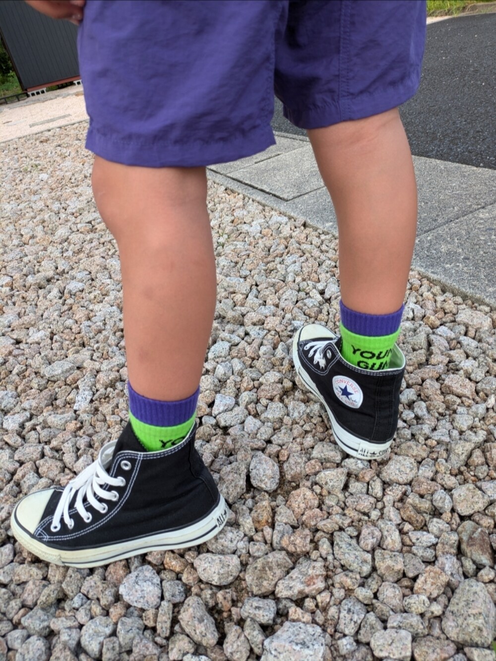 グレー系のTシャツ/カットソー、パープル系のその他パンツ、ブラック系のスニーカーを着用したキッズの夏コーディネートの5枚目の写真