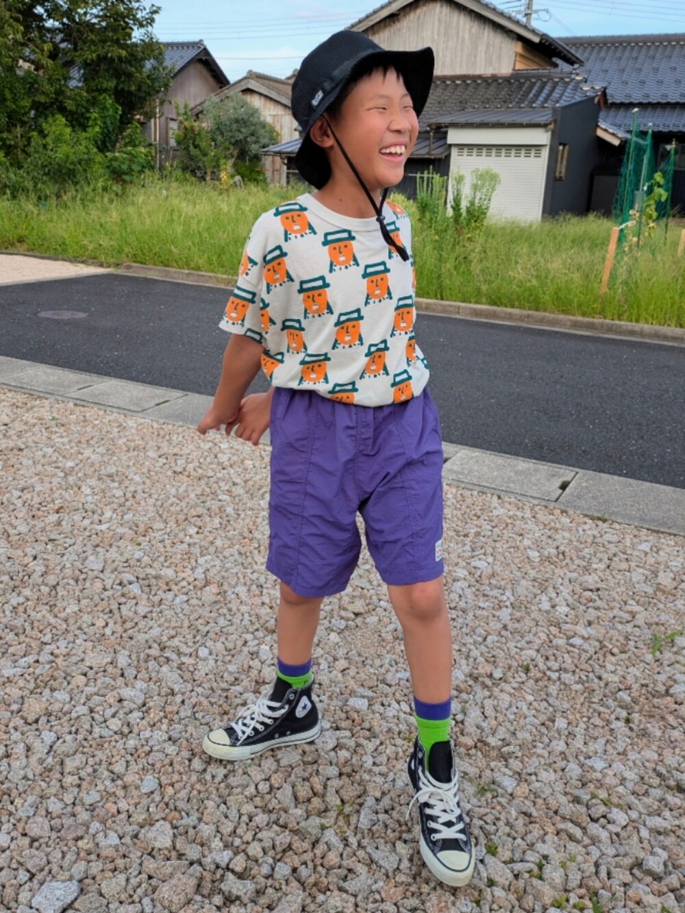 グレー系のTシャツ/カットソー、パープル系のその他パンツ、ブラック系のスニーカーを着用したキッズの夏コーディネートの3枚目の写真