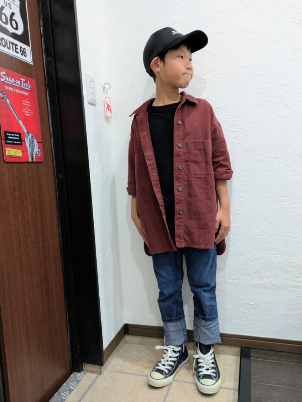 ブルー系のデニムパンツ、ブラック系のTシャツ/カットソー、レッド系のシャツ/ブラウスを着用したキッズの春コーディネートの3枚目の写真