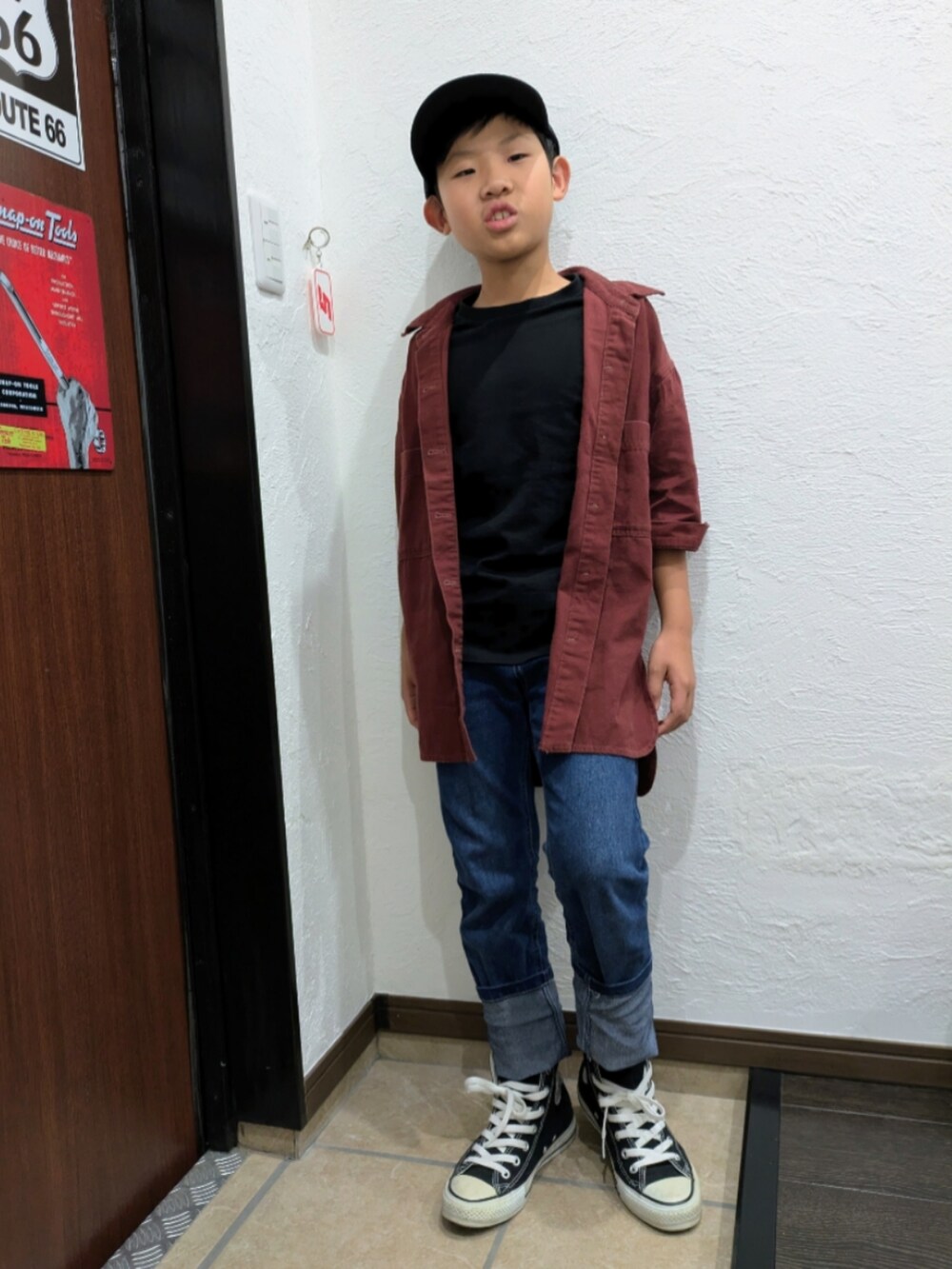 ブルー系のデニムパンツ、ブラック系のTシャツ/カットソー、レッド系のシャツ/ブラウスを着用したキッズの春コーディネートの2枚目の写真