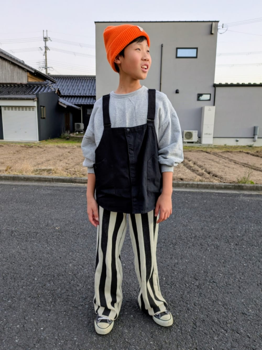 その他のその他パンツ、ブラック系のベスト、グレー系のスウェットを着用したキッズの冬コーディネートの3枚目の写真