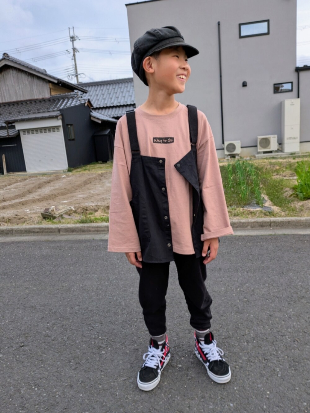 ブラウン系のTシャツ/カットソー、ブラック系のスニーカー、ブラック系のレギンス/スパッツを着用したキッズの秋コーディネートの2枚目の写真