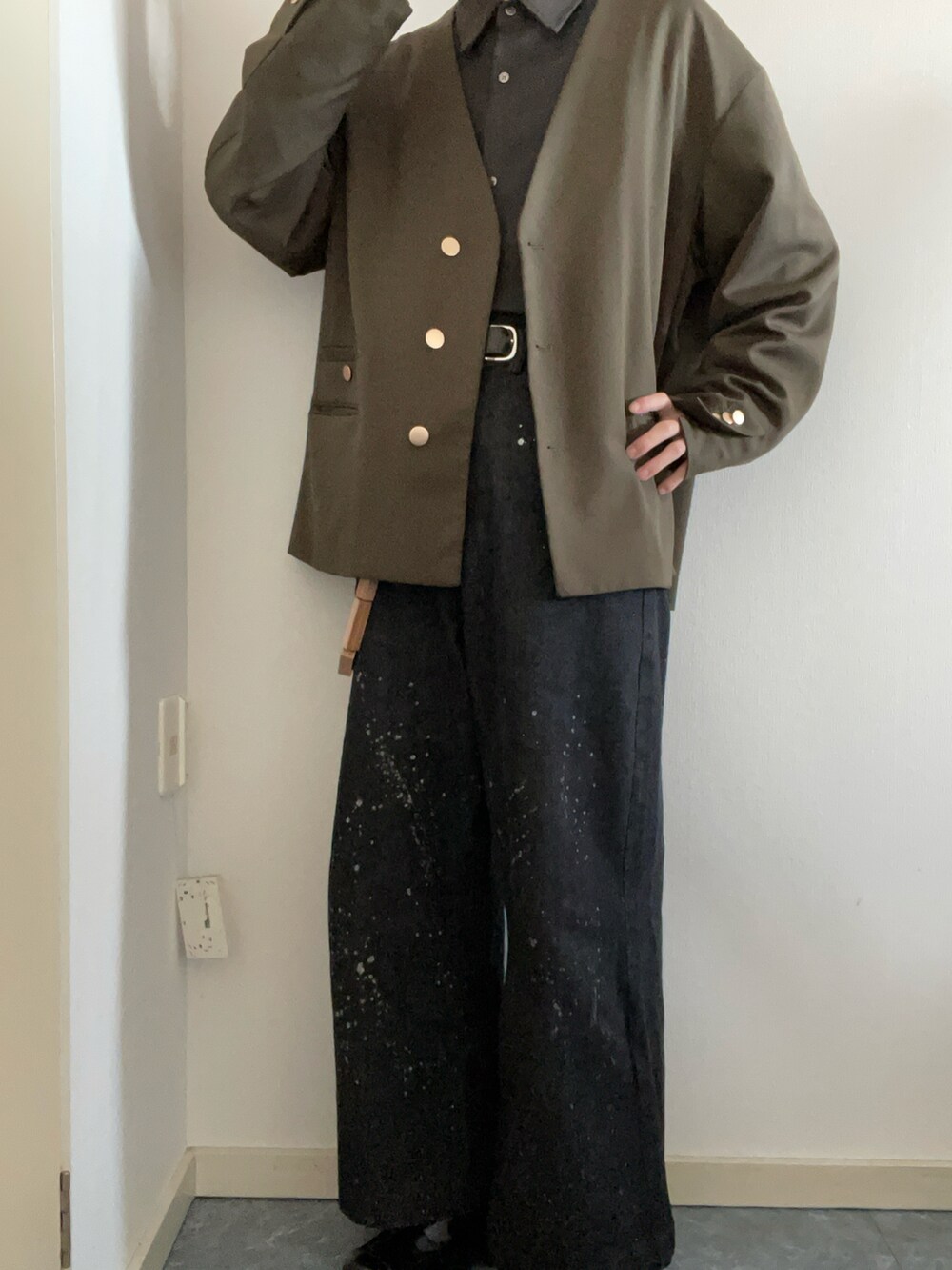 グリーン系のノーカラージャケット、グレー系のシャツ/ブラウス、ブラック系のデニムパンツを着用したメンズの春コーディネートの2枚目の写真