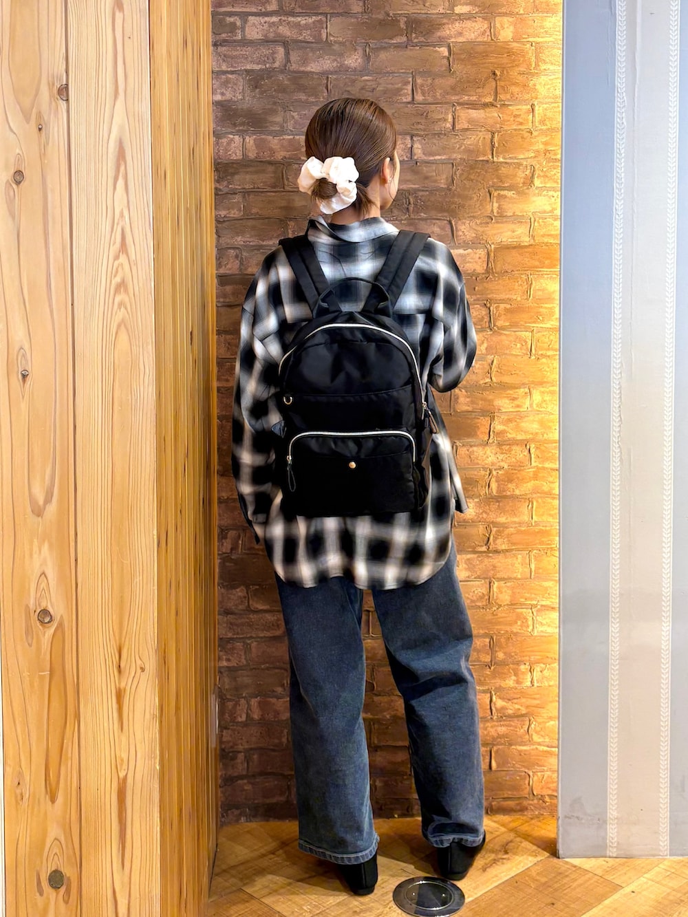 グレー系のシャツ/ブラウス、ブルー系のデニムパンツ、ブラック系のその他シューズを着用したレディースの秋コーディネートの3枚目の写真